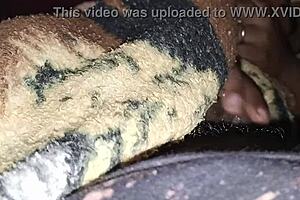 a esposa xerecuda do meu amigo pega no meu pau e me faz gozar enquanto assistimos filme