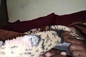 a esposa xerecuda do meu amigo pega no meu pau e me faz gozar enquanto assistimos filme