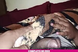 a esposa xerecuda do meu amigo pega no meu pau e me faz gozar enquanto assistimos filme