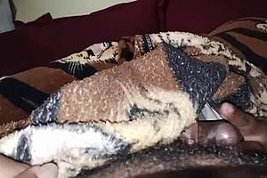 a esposa xerecuda do meu amigo pega no meu pau e me faz gozar enquanto assistimos filme