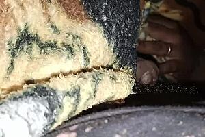 a esposa xerecuda do meu amigo pega no meu pau e me faz gozar enquanto assistimos filme