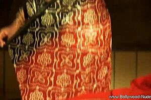 bollywood girl strips nude so pretty 😍