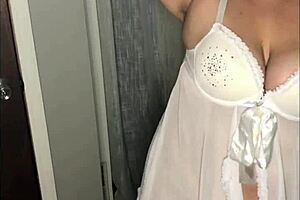 Thick ass girl shakes it hard in sexy lingerie