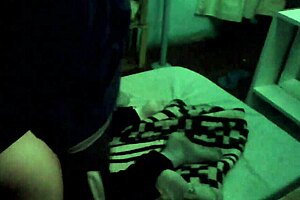 Estaba oscuro y frio y me pide que cogamos un rato asi que le bajo la calza para metersela