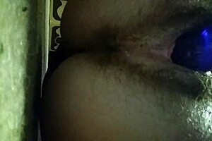 Mami milf ribanc dildózik játékokkal miközben ujjazza a nedves picsáját elélvezésig