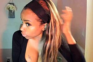 Тату-милфа с большими сиськами дразнит пизду в горячем соло