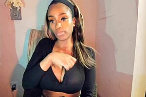 Тату-милфа с большими сиськами дразнит пизду в горячем соло