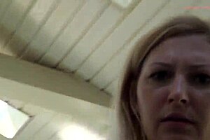 想看这个MILF吸禁忌鸡巴吗？