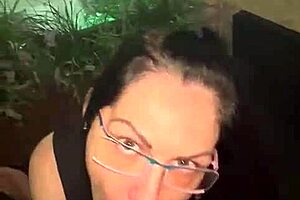 Deusa chupa um pau bem duro e se delicia com as bolas