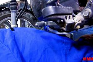 I feel cute MILF in leggings getting fucked hard in garage