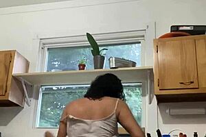 i'm this latina milf enjoying the dishes