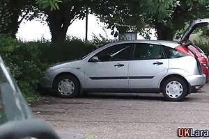 英国妹穿丝袜在火辣3P中吸巨屌！😍