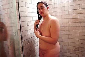 Sexy Italian milf Vicki, care to join me in the shower?