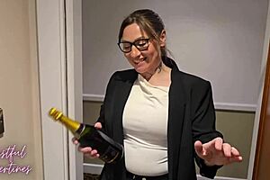 酒店经理诱惑我射精，而我老婆就在隔壁洗澡