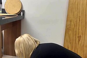 Novinho persuades the maid to give in for a creamy finish.