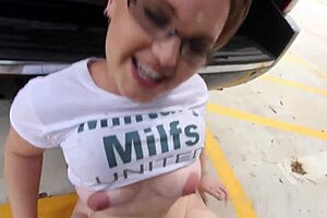 军装熟女白天停车场吃大黑屌