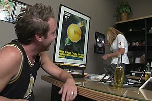 想看你继母大奶子玩硬鸡巴吗？