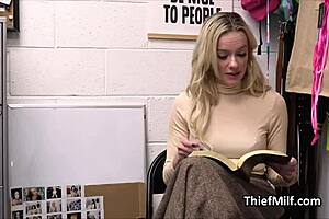 偷情的熟女用油和假阳具猛烈捅！