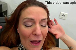 Wendy, 40, åbner frisørsalon med dampende fransk amatør twist. Hendes små 18+ bryster fanger