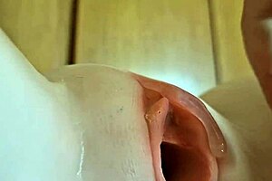 这个继母在禁忌POV场景中偏好无套性爱