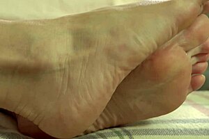 Explode your seed all over my pretty feet 😍