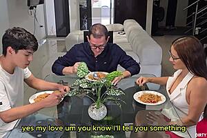 我和继子达成协议，让他睡我的妻子，以保守我对变性女友的秘密