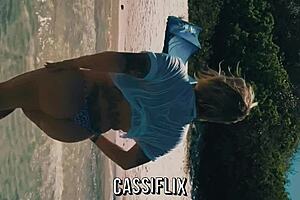 Adoro massagem, but the contrast of rubbing hard cock on my big ass is so intriguing.