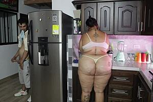 Hijastro偷窥继母，一切都变得糟糕透顶