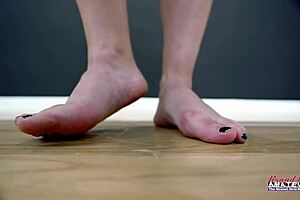 Is busty blonde Gwen teasing with her wet pussy in doggystyle?