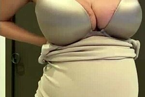 继母弹力大屁股巨乳晃荡，看得我直盯湿逼