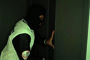 拉丁爆乳黑发美女被窃贼震惊，最终猛烈做爱