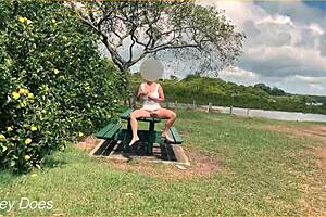 老婆在秋千上荡漾，没穿内裤户外闪现！ 😜