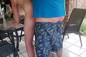 Fucker nabos søde kone på patio udendørs.