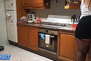 拉丁美女大屁股在廚房彎腰時被意外抓到