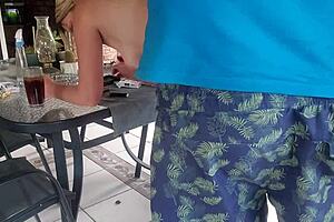 Трахаю милую жену соседа на патио на улице