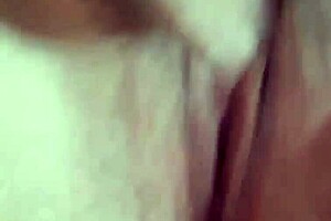 tu milf culona metiéndose los deditos en su conchita caliente