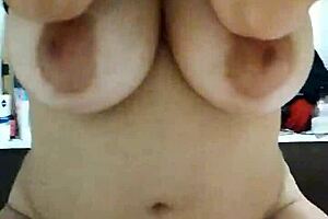 Curvy milf with natural big tits and fat ass in amateur homemade 😍