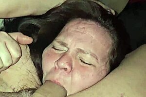 Milf performs oral activity with deep throat technique