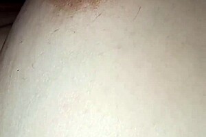 熟女荡妇气球乳房溢奶，狂野场景