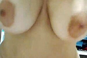 Curvy milf with natural big tits and fat ass in amateur homemade 😍