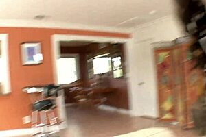 妮可费雷拉用性感内衣诱惑她的爸爸