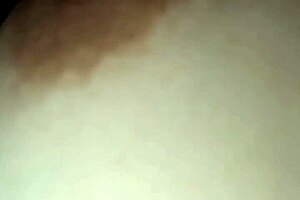 熟女荡妇气球乳房溢奶，狂野场景