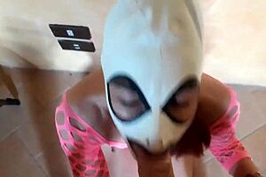 可爱日本主妇内衣下丰满大奶被抚摸传教士内射