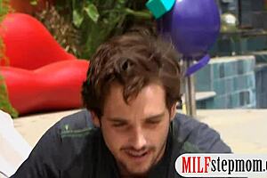 MILF lærer Kari Cachonda knepper mobbere.