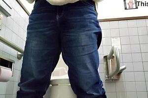 人妻厕所偷偷自慰兴奋爆棚