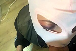 18+少女凯莉·克莱恩床上弯腰无毛接怪物鸡巴阴道肛交深喉