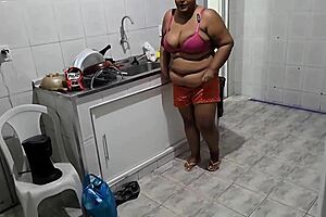 Jeg kneppede min latina stedmor i køkkenet, hun stønnede højt under anal og fik et stort sædafgang