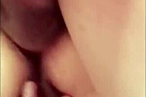 Латино-секретарша без трусов снимает себя для глубокого анала с парнем