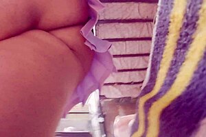 Латино-секретарша без трусов снимает себя для глубокого анала с парнем