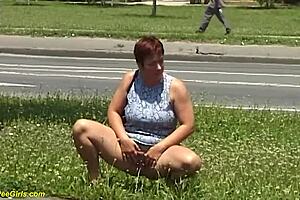 红发 BBW 熟女在公共匈牙利街头被抓尿尿